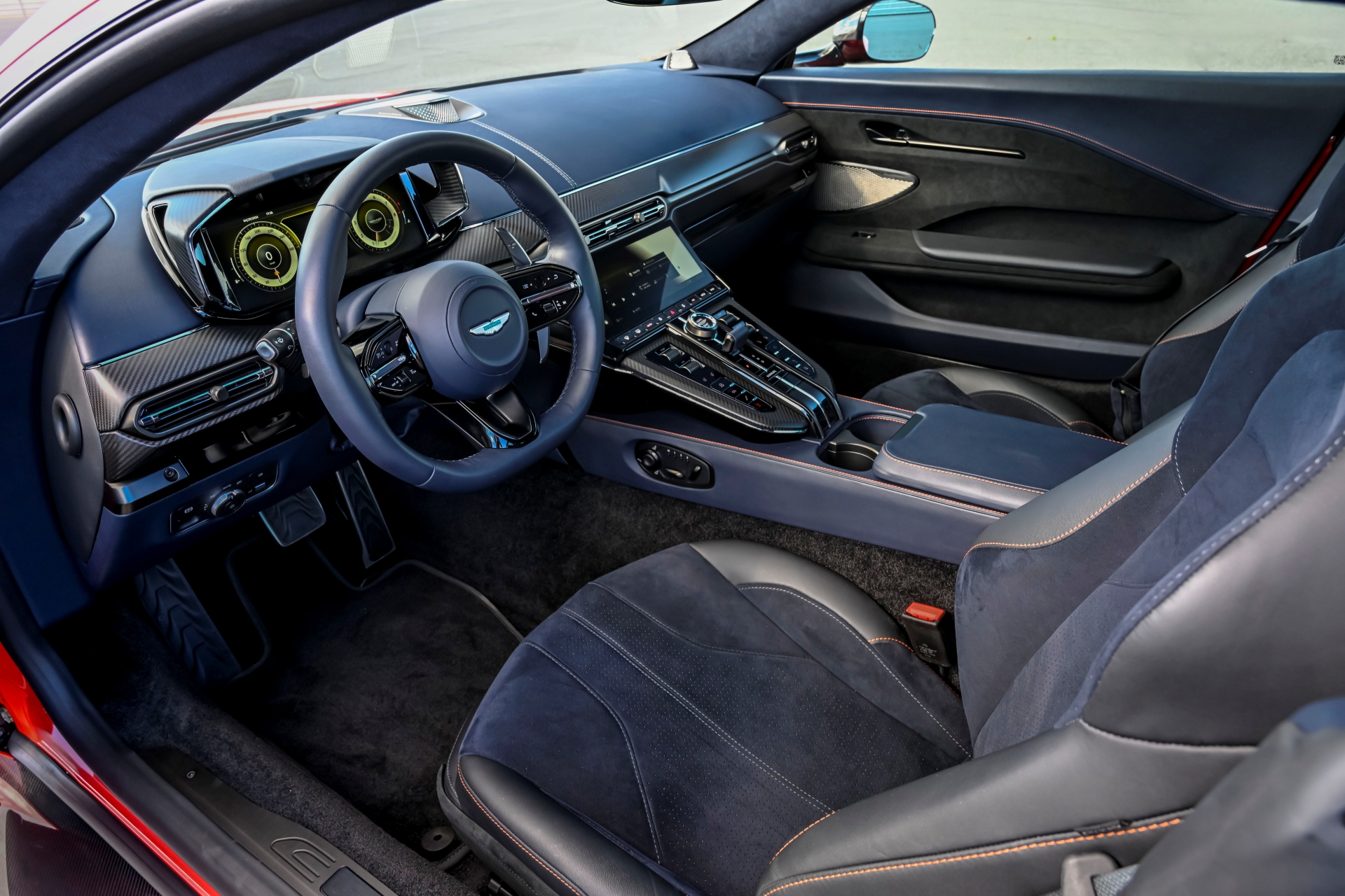 Vista del habitáculo del Aston Martin Vantage 2024 con acabados premium.