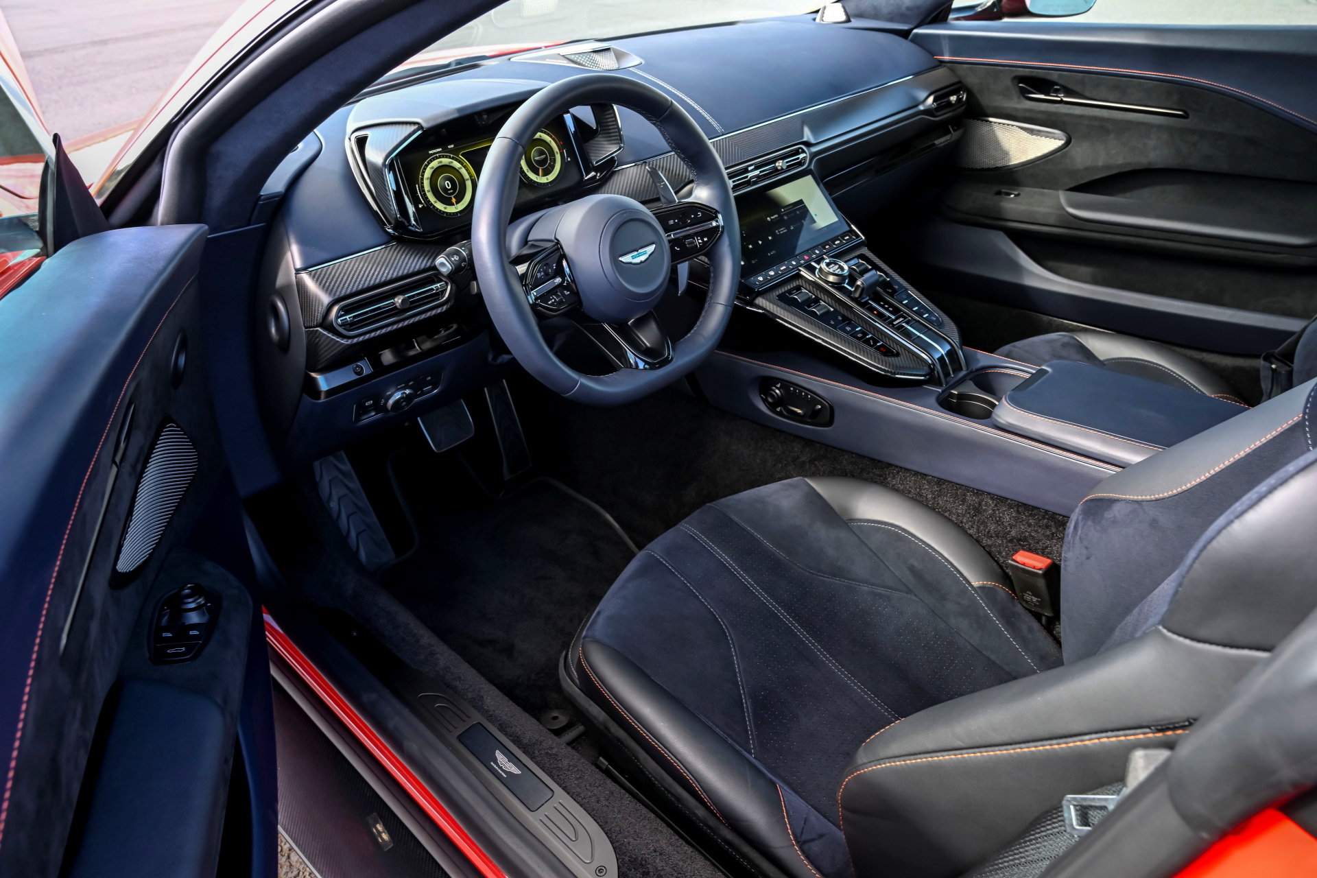 Vista lateral del habitáculo del Aston Martin Vantage 2024, lujo y deportividad.