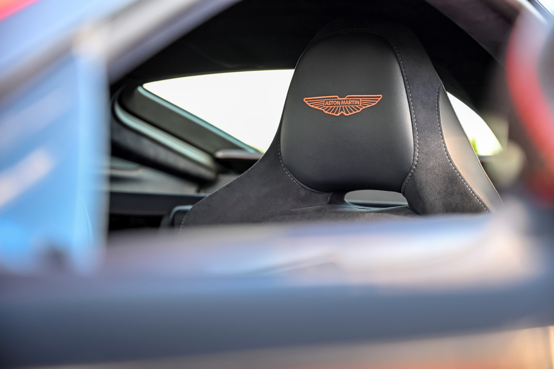 Vista parcial del interior del Aston Martin Vantage 2024, enfocando detalles de acabado.