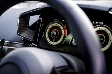 Vista del cuadro de instrumentos del Aston Martin Vantage 2024, con un diseño sofisticado y deportivo.