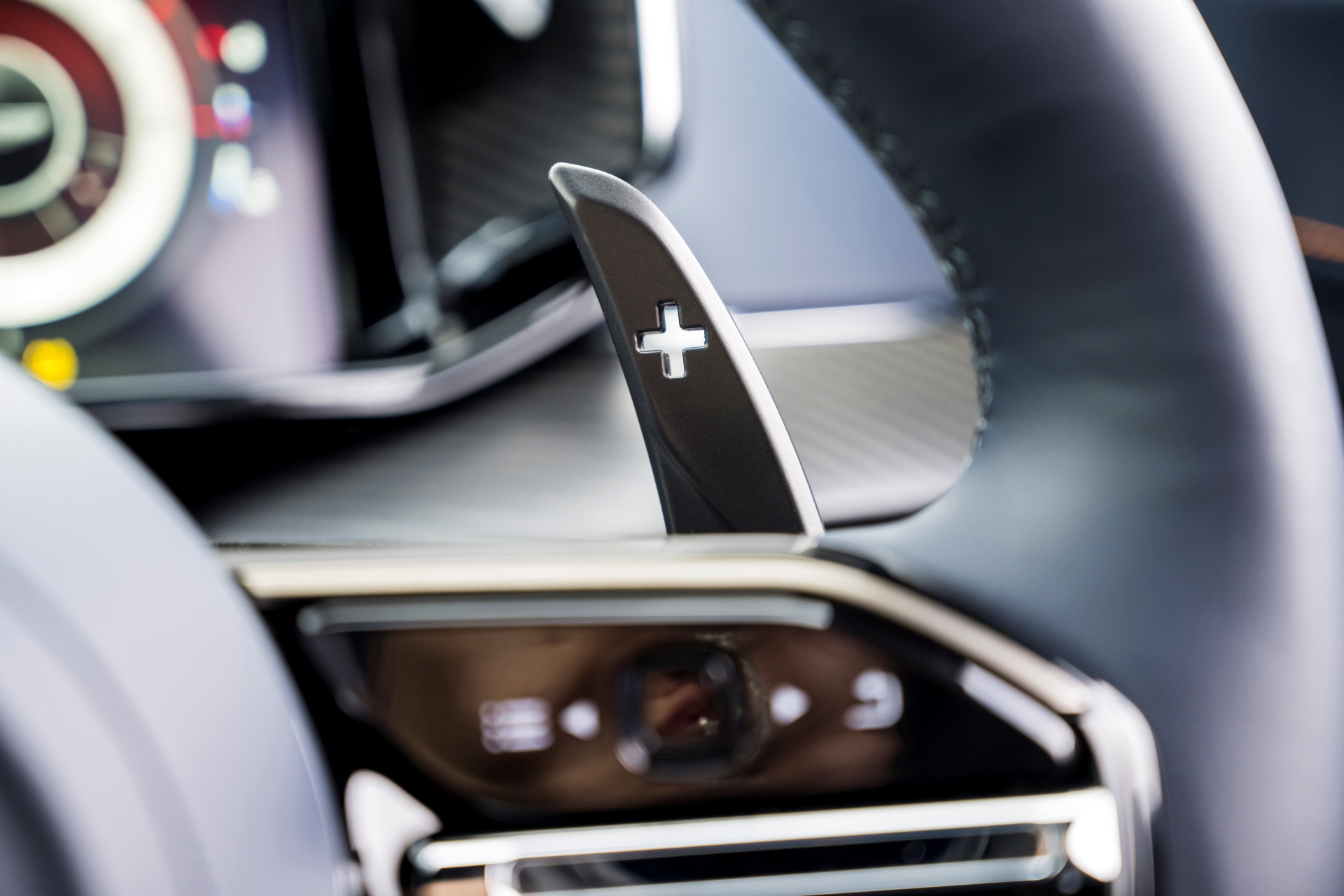 Volante del Aston Martin Vantage 2024 con levas de cambio.