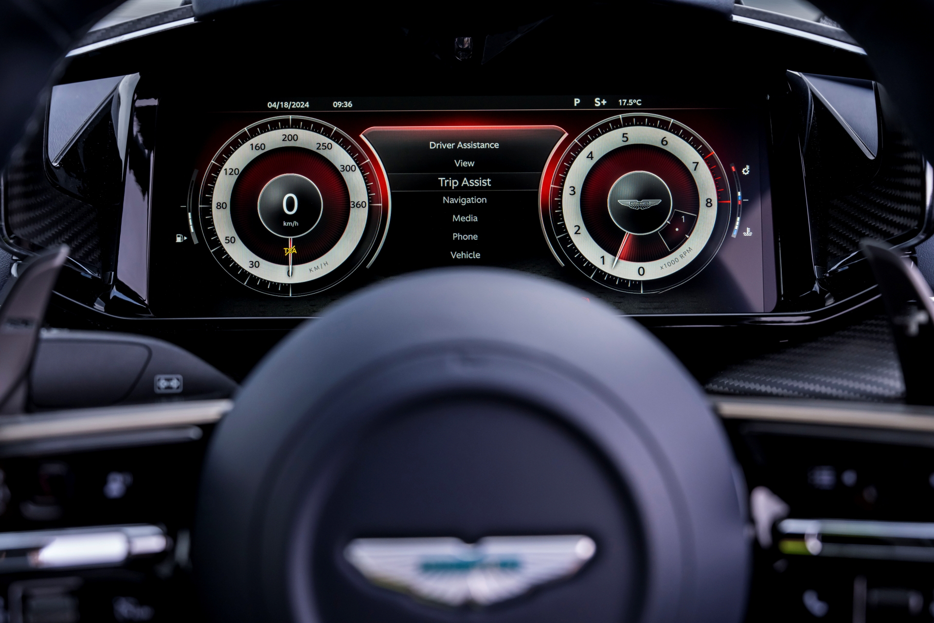 Vista del panel de instrumentos digital del Aston Martin Vantage 2024.