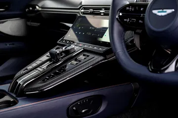 Vista cercana de la consola central del Aston Martin Vantage 2024, acabados de lujo.