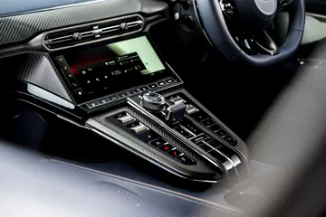 Vista detallada de la consola central del Aston Martin Vantage 2024, elegancia y tecnología.