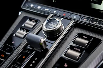Vista cercana del sistema de cambio del Aston Martin Vantage 2024.