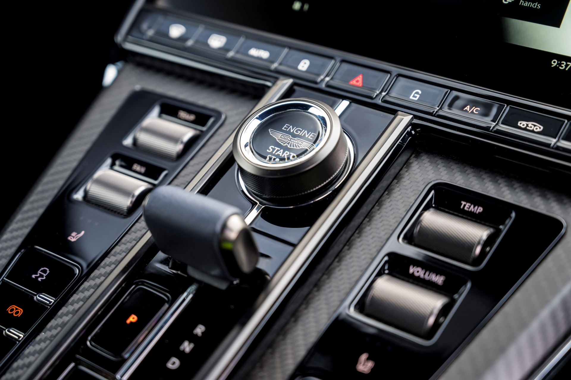 Vista cercana del sistema de cambio del Aston Martin Vantage 2024.