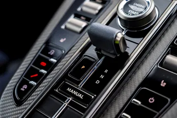 Primer plano de la consola central del Aston Martin Vantage 2024 con acabados premium.