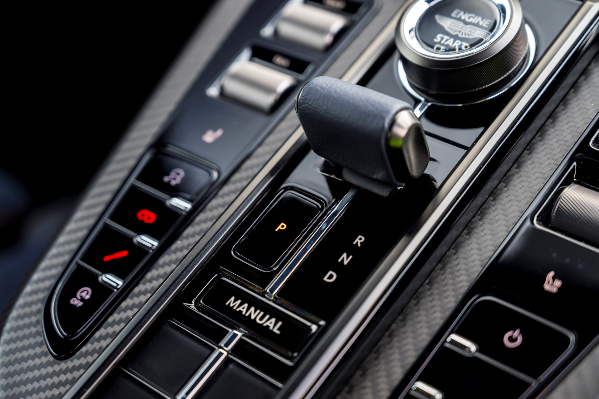 Primer plano de la consola central del Aston Martin Vantage 2024 con acabados premium.