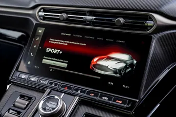 Pantalla central destacando el logo y sistema de infotainment del Aston Martin Vantage 2024.