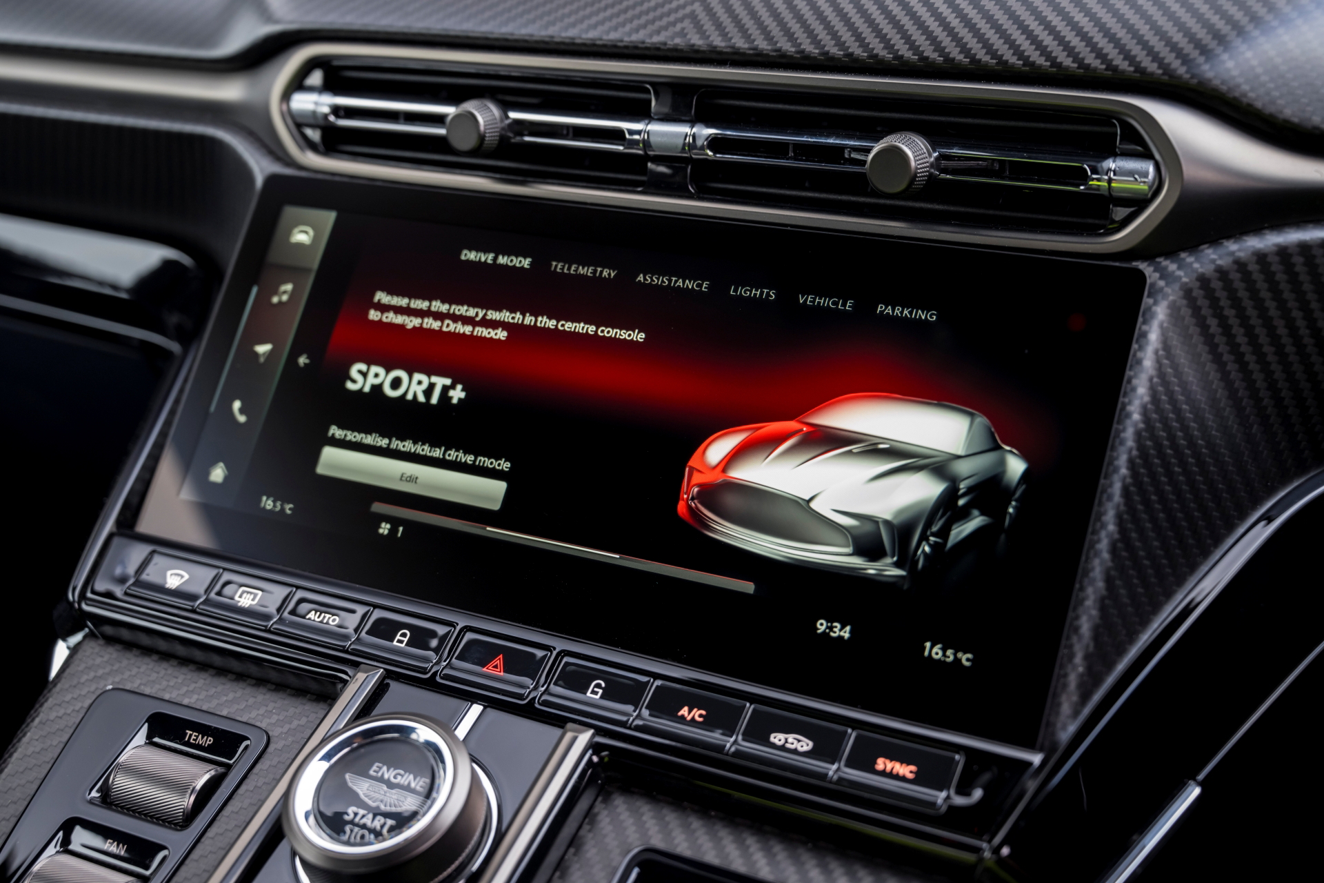 Pantalla central destacando el logo y sistema de infotainment del Aston Martin Vantage 2024.