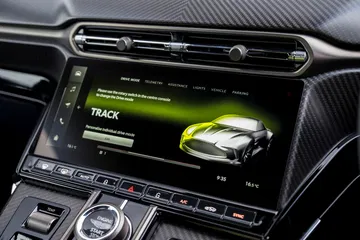 Vista de la consola central y pantalla del Aston Martin Vantage 2024.