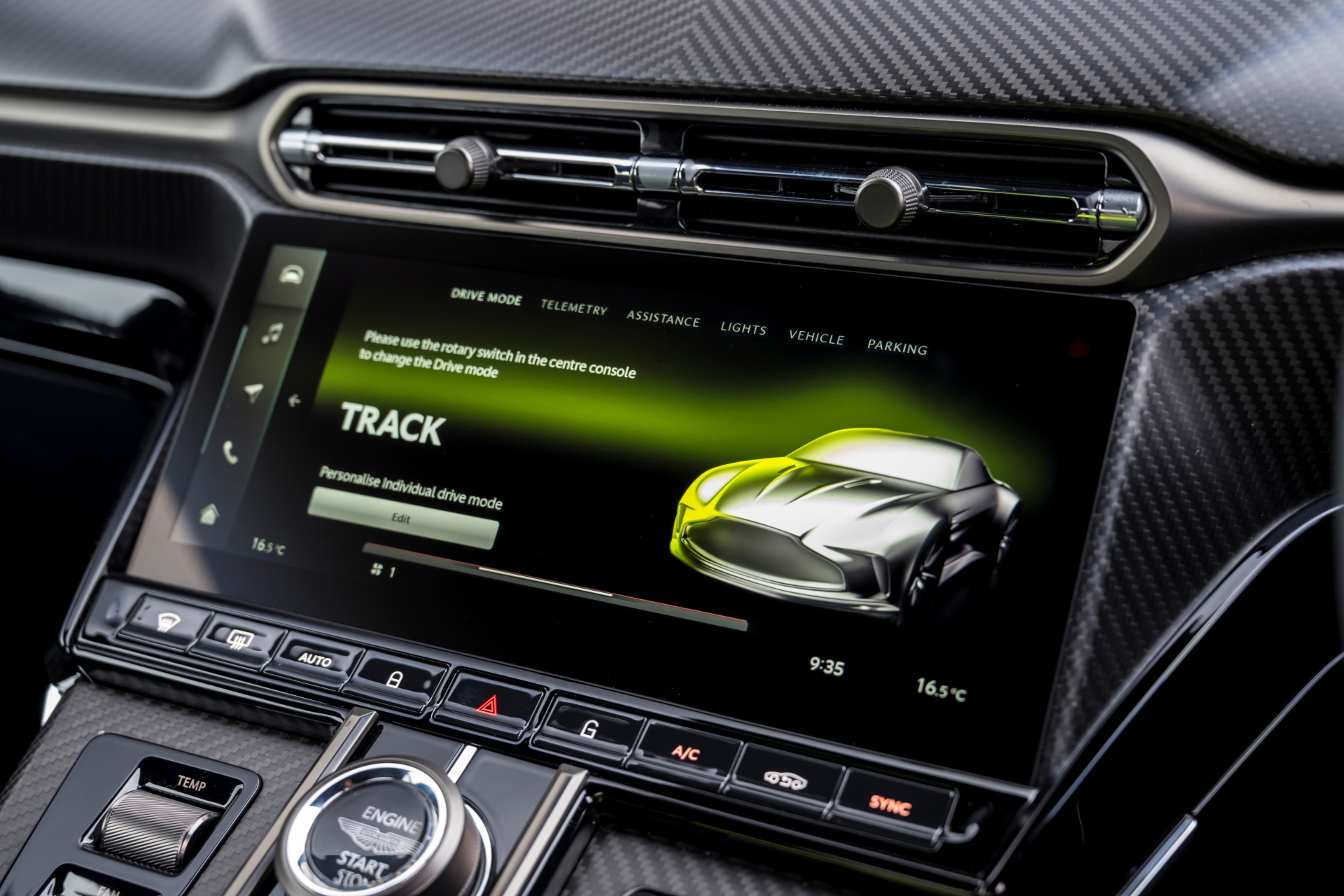 Vista de la consola central y pantalla del Aston Martin Vantage 2024.