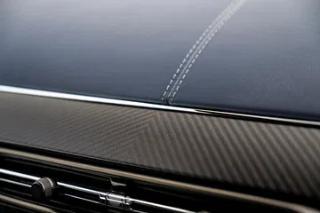 Vista cercana de los acabados interiores del Aston Martin Vantage 2024.