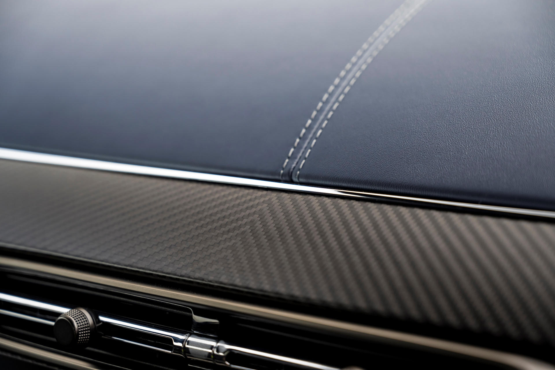 Vista cercana de los acabados interiores del Aston Martin Vantage 2024.