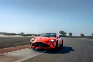 El Aston Martin Vantage 2024 en acción, dinamismo y elegancia sobre el asfalto.