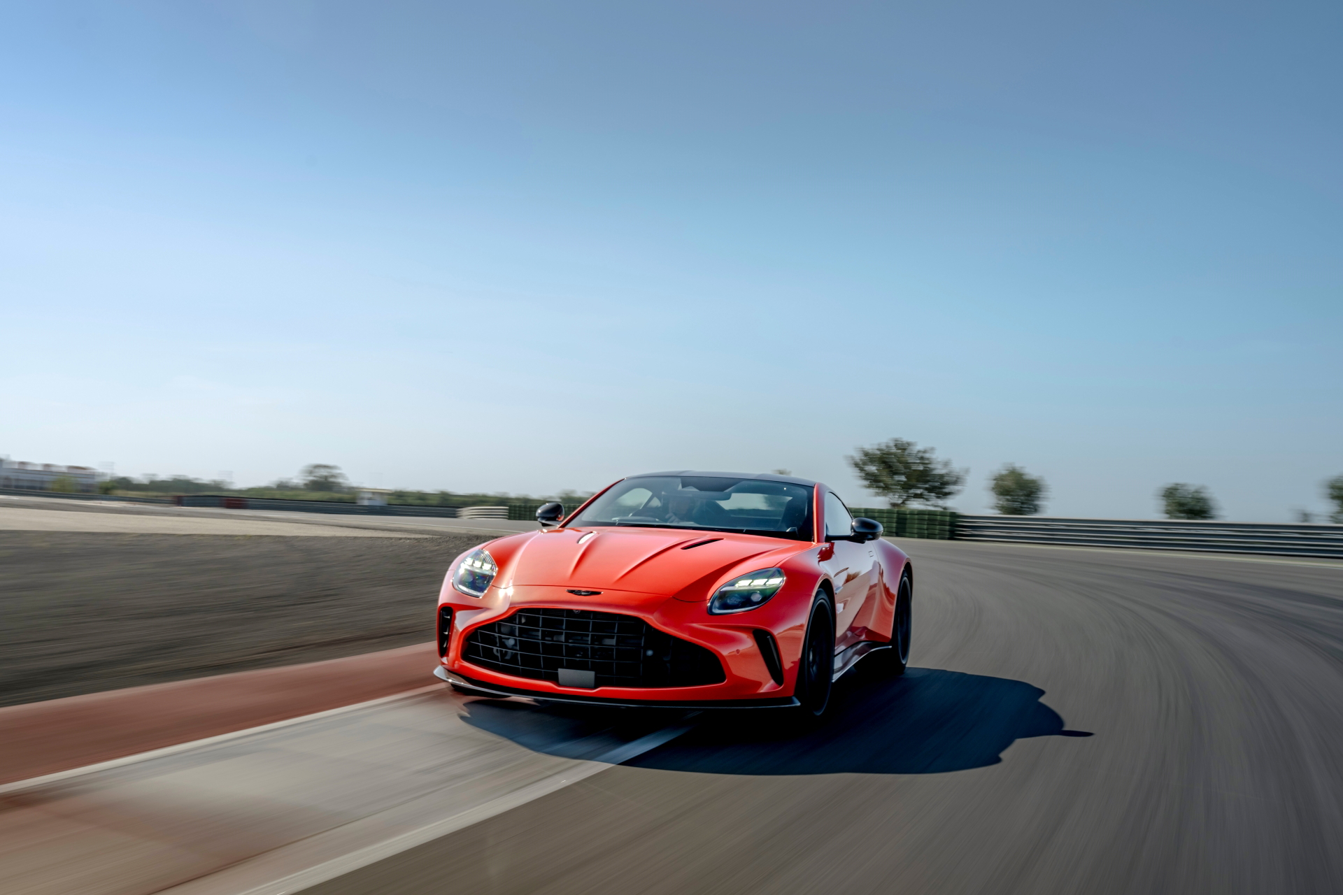 El Aston Martin Vantage 2024 en acción, dinamismo y elegancia sobre el asfalto.