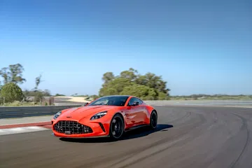 Aston Martin Vantage 2024 desafiando curvas en la pista.