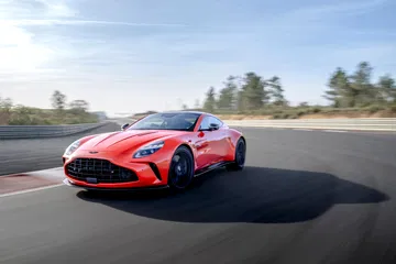 El Aston Martin Vantage 2024 demuestra su elegancia y deportividad en pista.