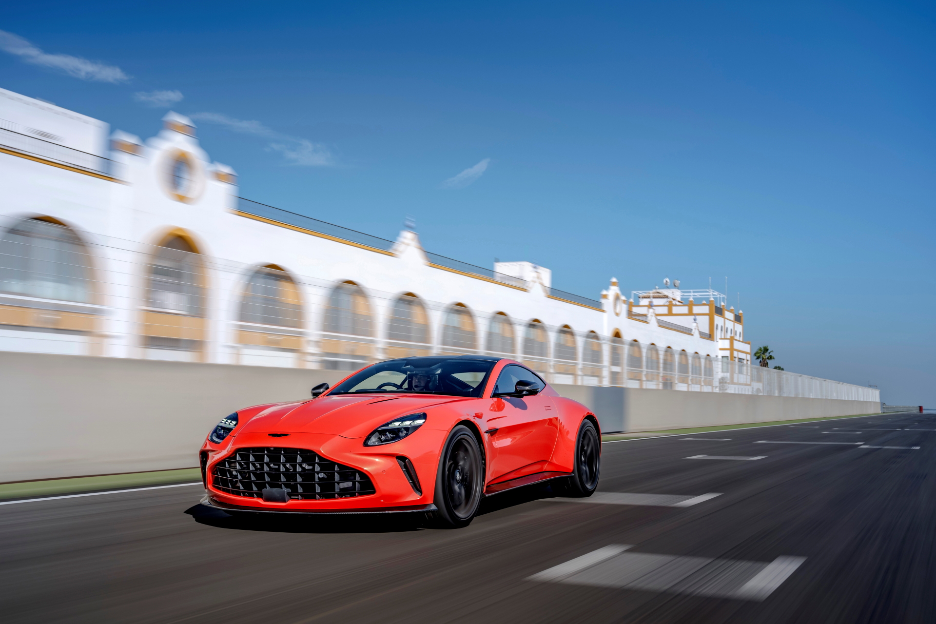 El Aston Martin Vantage 2024 perfilado con elegancia sobre la pista.
