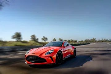 Vista dinámica del Aston Martin Vantage 2024 destacando su silueta agresiva.