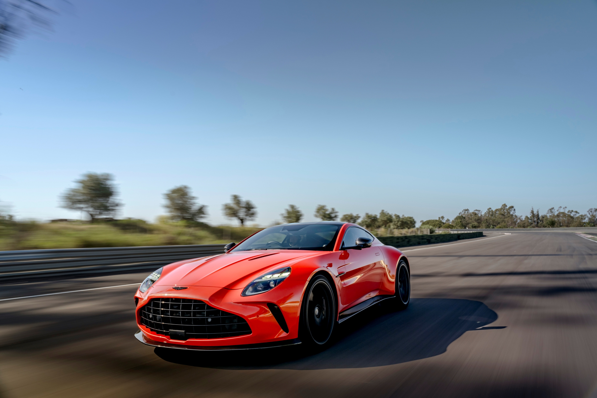 Vista dinámica del Aston Martin Vantage 2024 destacando su silueta agresiva.
