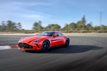 El Aston Martin Vantage 2024 en acción, exaltando elegancia y potencia.