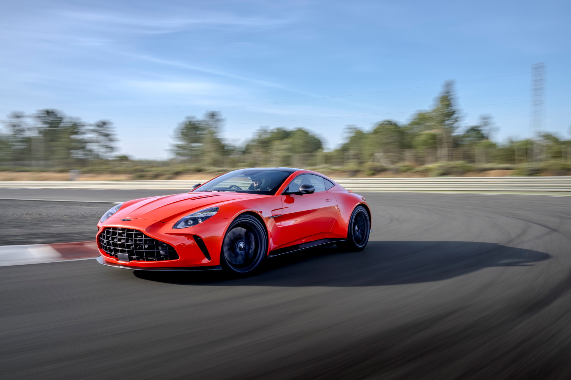 El Aston Martin Vantage 2024 en acción, exaltando elegancia y potencia.