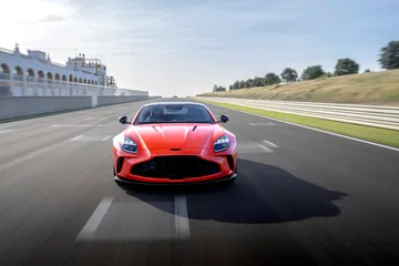 Vista frontal dinámica del Aston Martin Vantage 2024 desafiando la pista.