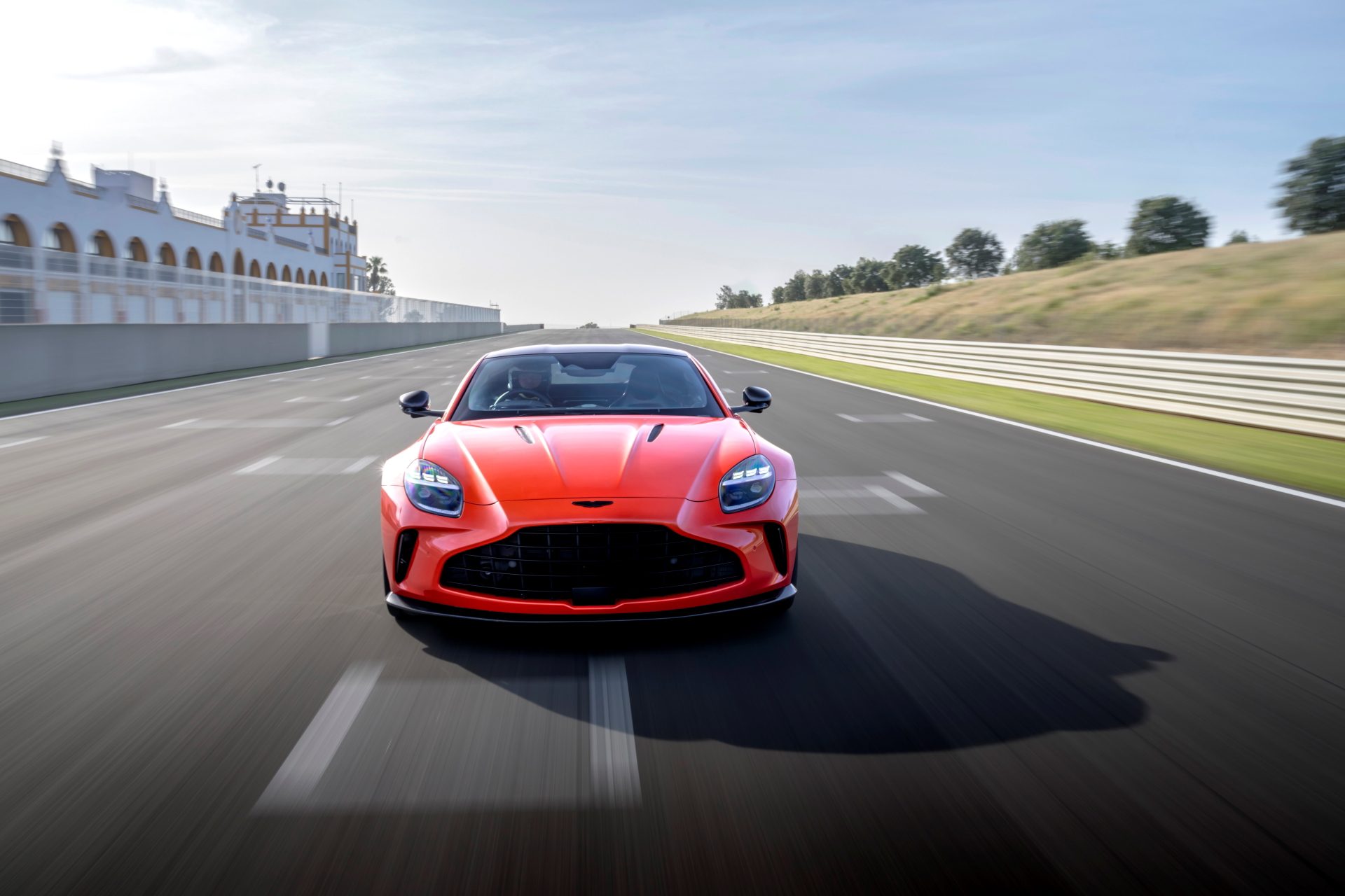 Vista frontal dinámica del Aston Martin Vantage 2024 desafiando la pista.