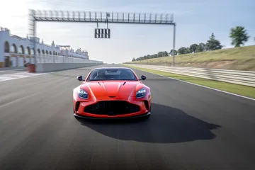 Aston Martin Vantage 2024 conquista el circuito con su frontal agresivo