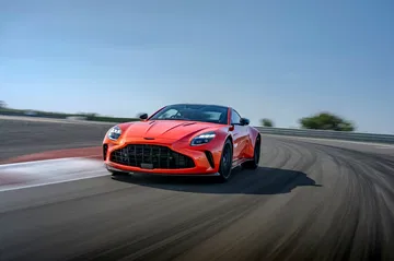 Aston Martin Vantage 2024 en acción, diseño exquisito que reta al Porsche 911.