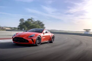 El Vantage 2024 despliega su poderío en pista con una estampa inconfundible.