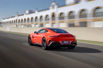 Vista dinámica del Aston Martin Vantage 2024 corriendo en circuito.