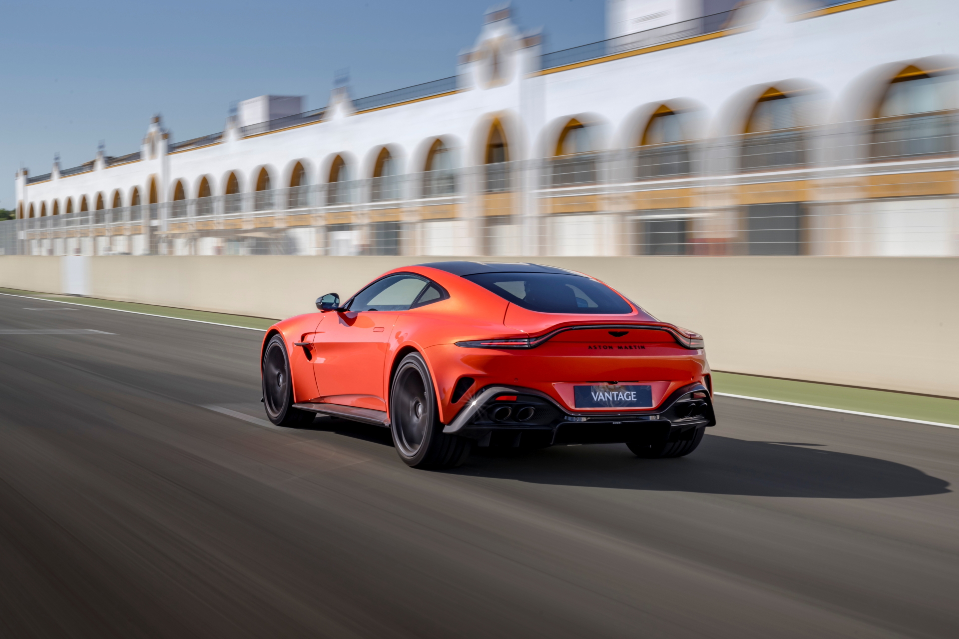 Vista dinámica del Aston Martin Vantage 2024 corriendo en circuito.