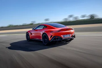 El Aston Martin Vantage 2024 destila deportividad y elegancia en cada línea.