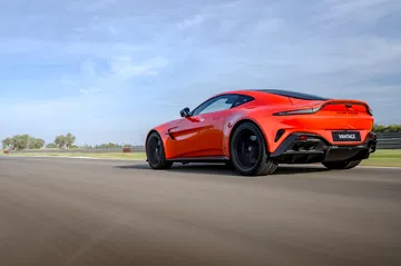 La silueta del Aston Martin Vantage 2024 destila agresividad y elegancia.