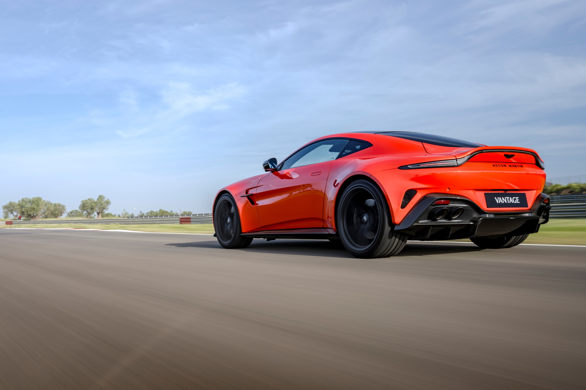 La silueta del Aston Martin Vantage 2024 destila agresividad y elegancia.