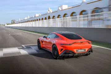 Vista dinámica del Aston Martin Vantage 2024 rodando en circuito