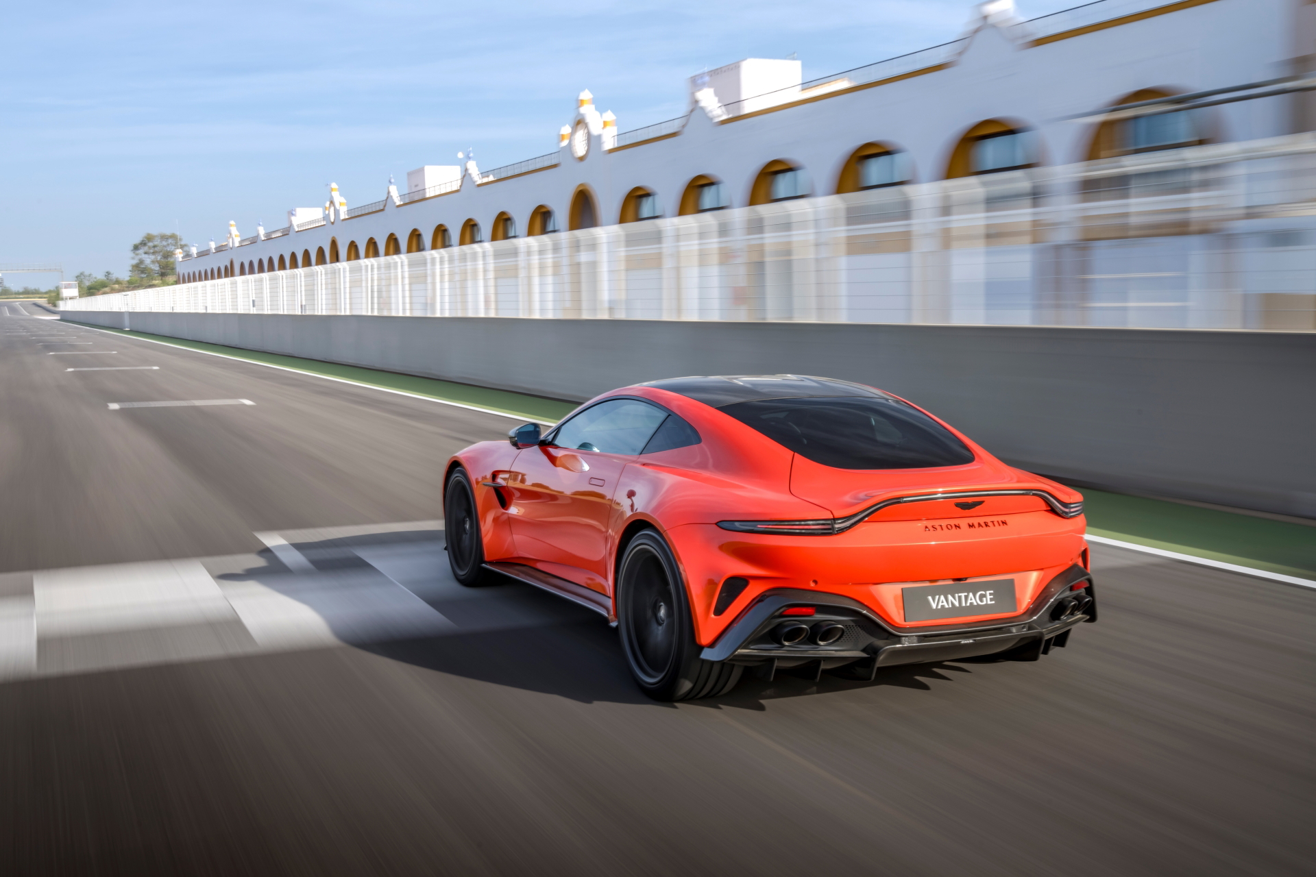 Vista dinámica del Aston Martin Vantage 2024 rodando en circuito