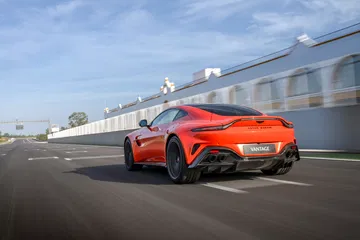 Perfil dinámico del Aston Martin Vantage 2024 rodando en circuito.