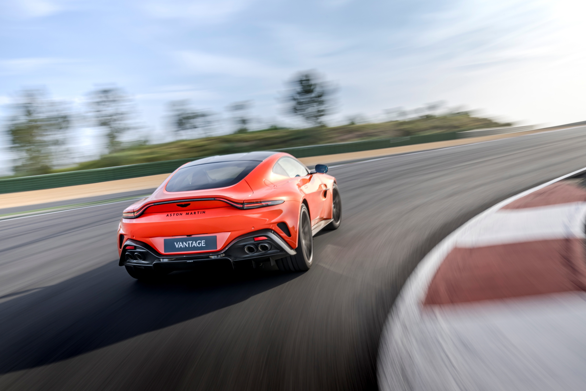 El Aston Martin Vantage 2024 en acción, mostrando su dinamismo y elegancia.