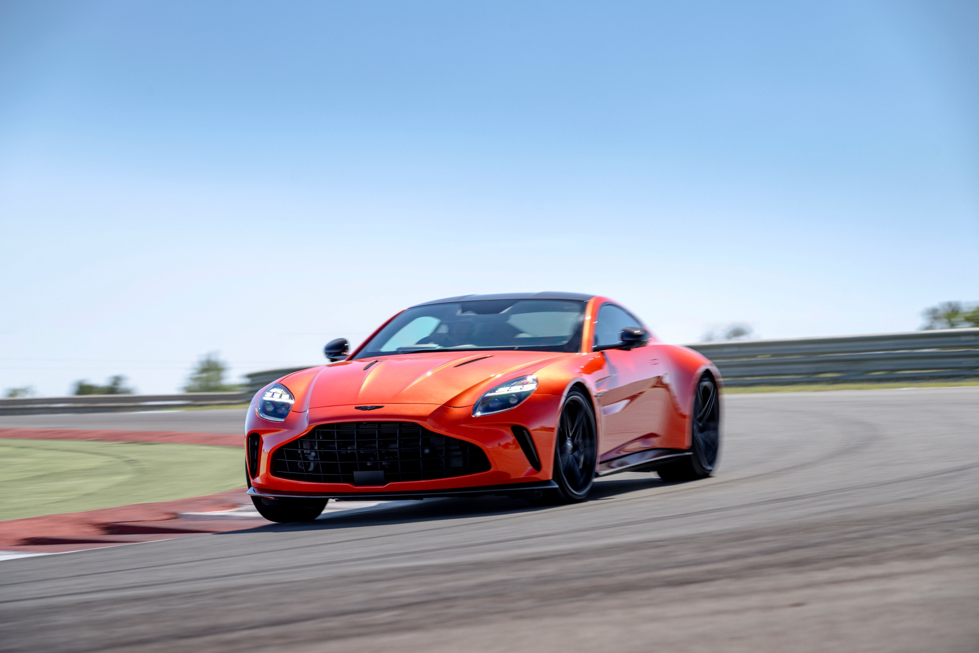 El Aston Martin Vantage 2024 en acción, dominando cada curva con su estilizada silueta.