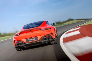 Vista en acción del Aston Martin Vantage 2024, dinamismo y diseño en armonía.