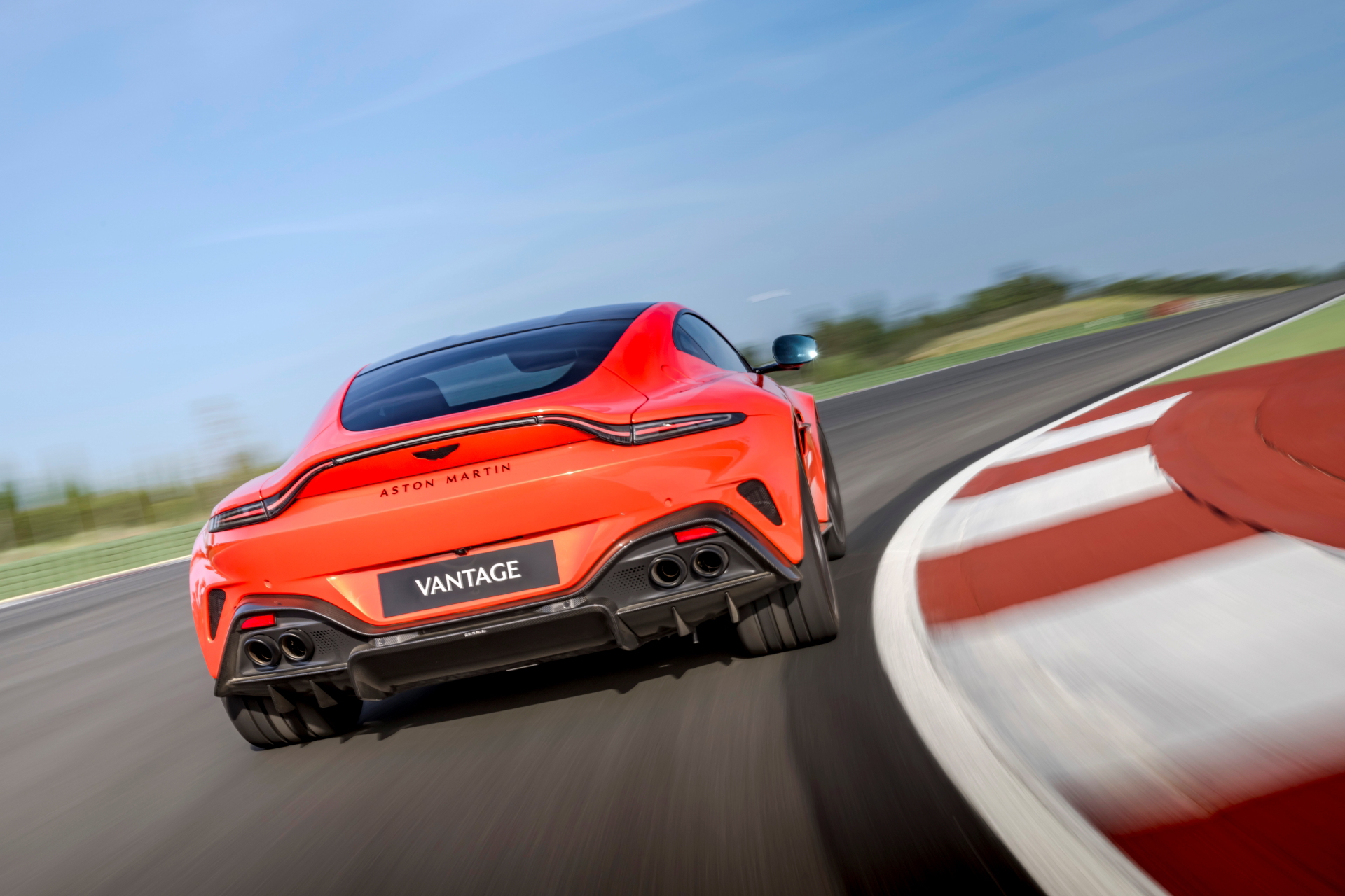 Vista en acción del Aston Martin Vantage 2024, dinamismo y diseño en armonía.