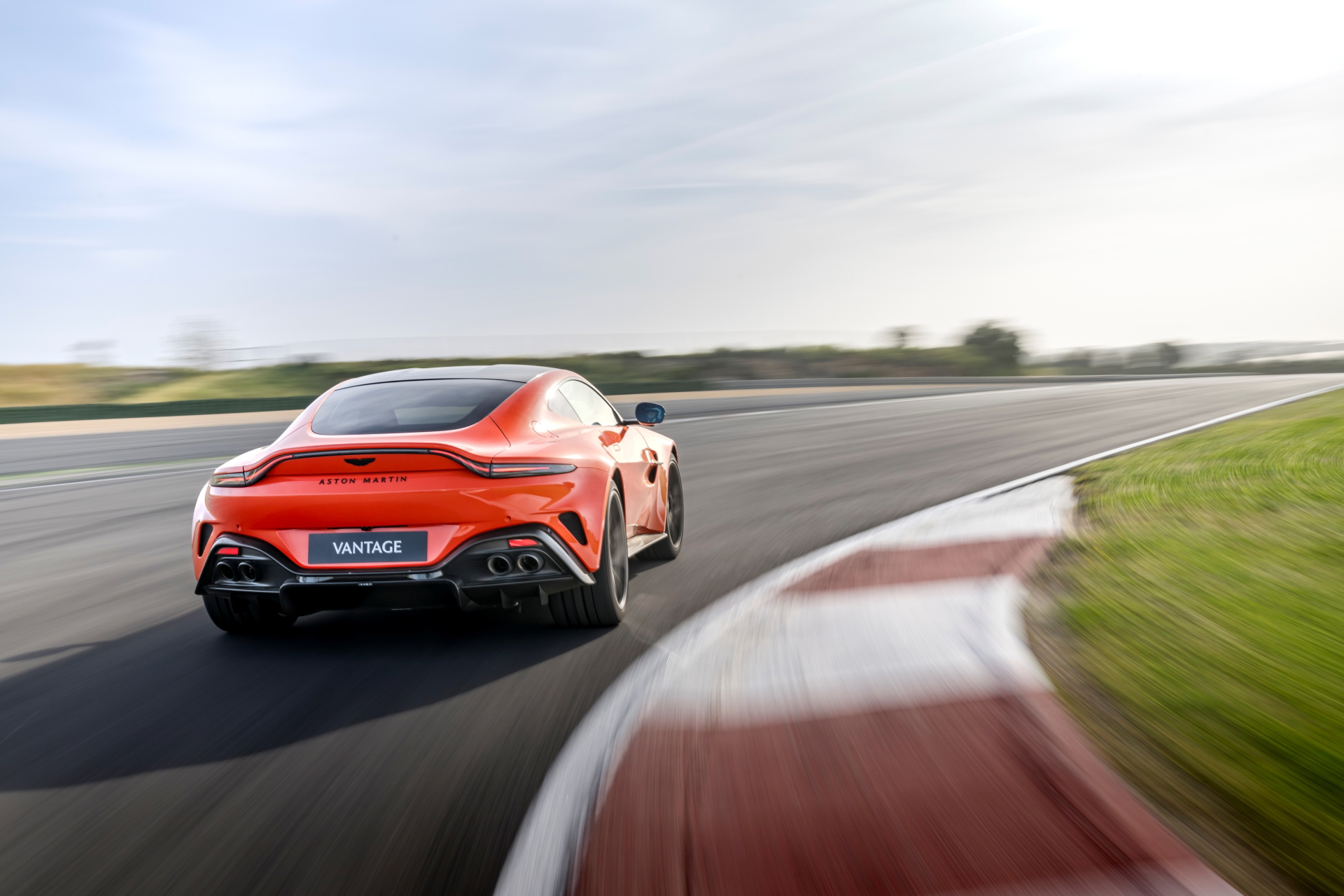Vista dinámica del Aston Martin Vantage 2024 en pista, destilando deportividad.