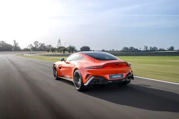 El Aston Martin Vantage 2024 en acción, diseño aerodinámico que desafía al Porsche 911.