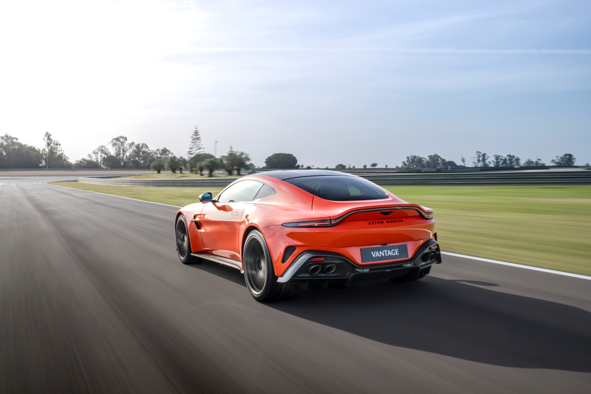 El Aston Martin Vantage 2024 en acción, diseño aerodinámico que desafía al Porsche 911.