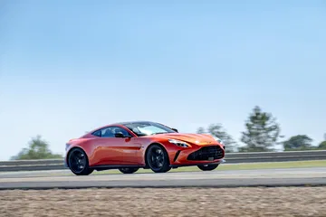 Perfil dinámico del Aston Martin Vantage 2024 en pista, diseño impecable que desafía.