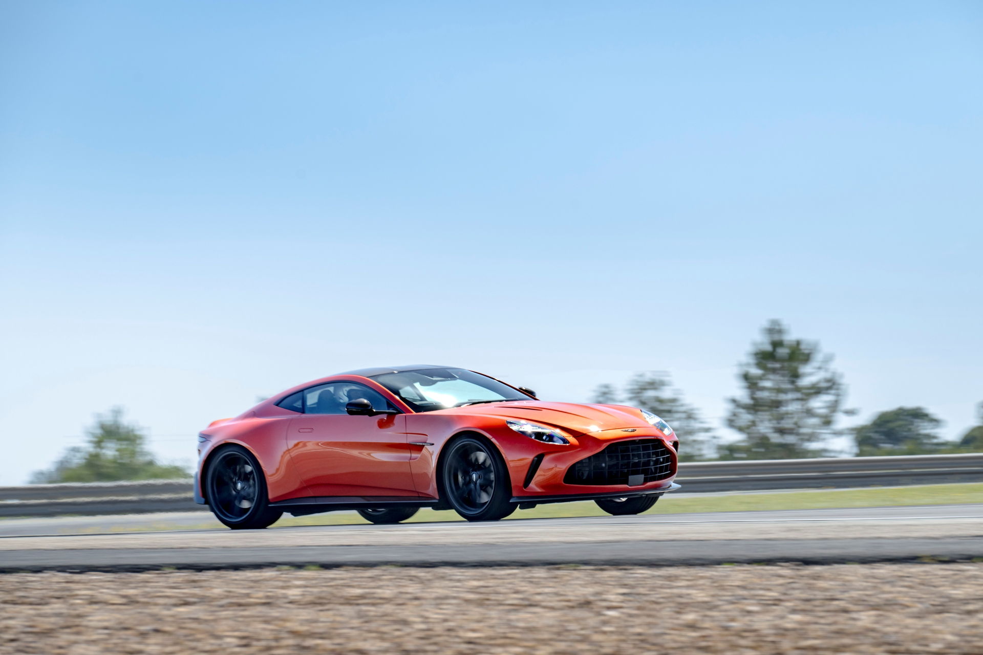 Perfil dinámico del Aston Martin Vantage 2024 en pista, diseño impecable que desafía.