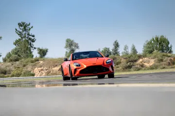 El Aston Martin Vantage 2024 luce un diseño audaz y deportivo.